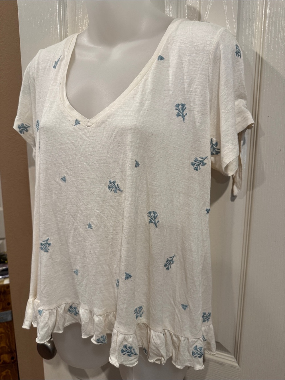 NWT - Jun & Ivy V-neck Embroidery accent Top. Sz Medium